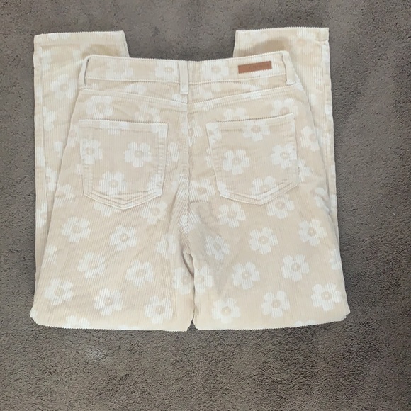 Ghanda Yellow tan cords with flower details - Picture 3 of 4